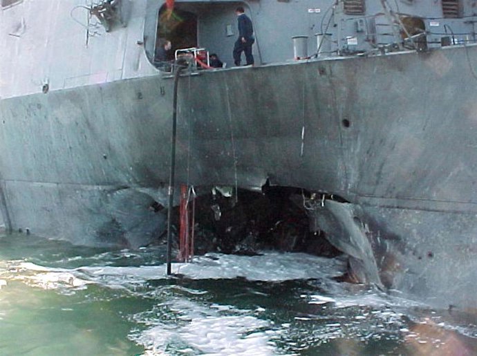 Archivo - Imagen de los daños sufridos por el destructor estadounidense 'USS Cole' en un atentado suicida perpetrado por Al Qaeda en octubre del año 2000 cuando estaba en el puerto de Adén, en Yemen (archivo)