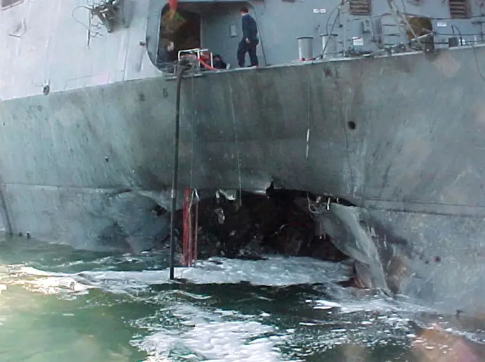 Daños sufridos por el USS Cole
