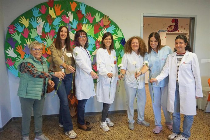 Entrega de flores a pacientes y profesionales de la Unidad de Hospitalización Psiquiátrica del Hospital Reina Sofía de Tudela y del Hospital de Día.