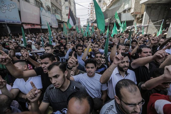 Archivo - 15 October 2021, Palestinian Territories, Jabalia: Palestinian supporters of Hamas Islamist movement take part in a mass rally in Jabalia refugee camp, to mark the tenth anniversary of the Wafa al-Ahrar agreement, a prisoner exchange deal that t