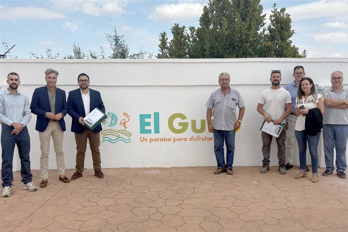 El delegado de Infraestructuras, Sostenibilidad y Agricultura de la Diputación de Córdoba, Andrés Lorite, asiste al inicio de las obras de la rehabilitación de la Casa de la Cultura en El Guijo (Córdoba).