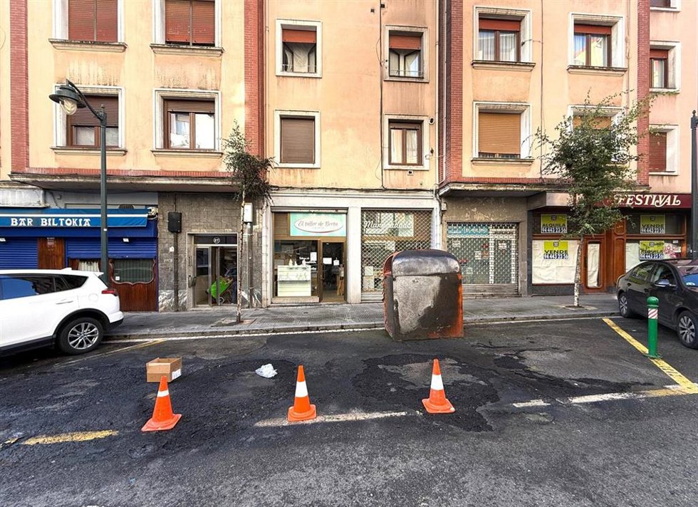 Uno de los contenedores calcinados en la calle Labayru de Bilbao