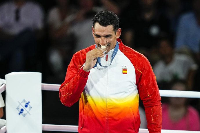 Archivo - O medalhista de prata Ayoub Ghadfa Drissi El Aissaoui, da Espanha, posa para foto após a final masculina +92kg do boxe no Estádio Roland-Garros durante os Jogos Olímpicos de Paris 2024 em 10 de agosto de 2024 em Paris, França.
