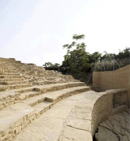 Detalle de las gradas del anfiteatro romano de Obulco.