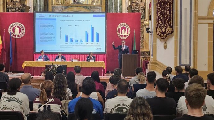 Gonzalo Ortiz, sales manager de Amundi Iberia, ofrece una ponencia en la UCAM sobre el Mercado de Renta Variable global