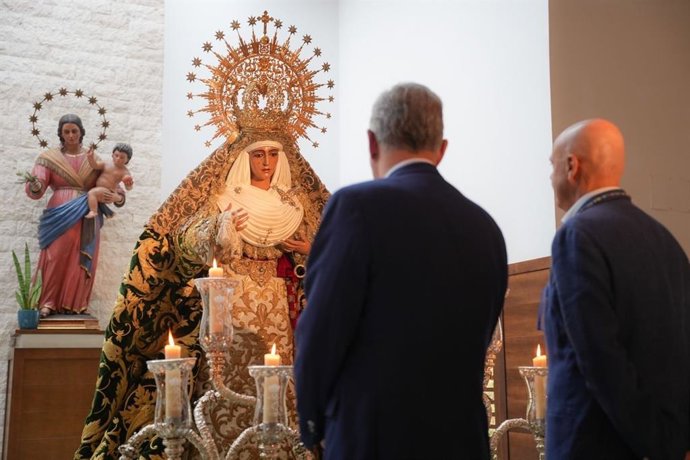 El alcalde y el delegado del Distrito Triana, en un breve y emotivo momento de oración ante la Virgen el pasado día 9 en la parroquia de Pío X.