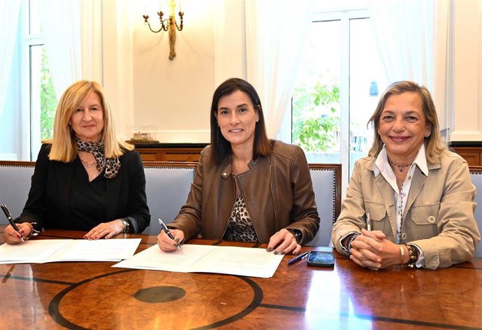 Cabrero, Igual y Gómez-Barreda en la firma del convenio