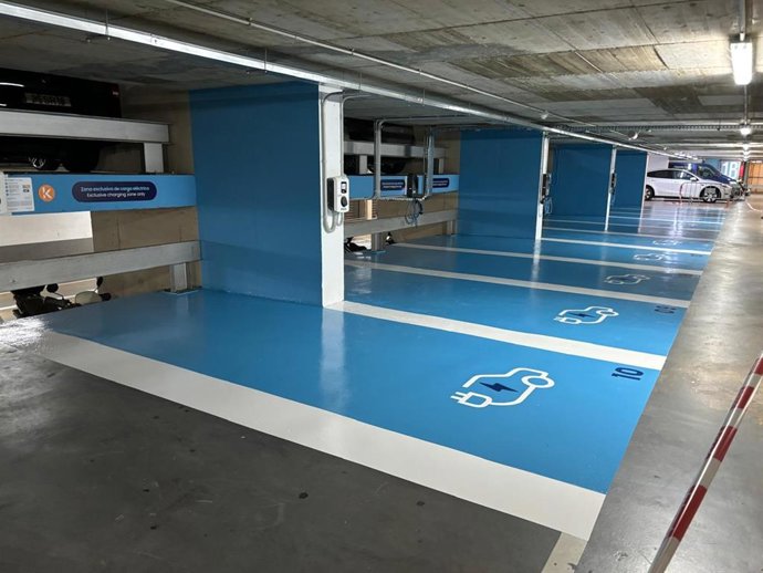 Imagen de los aparcamientos de carga para vehículos eléctricos en el Mercado del Carmen.
