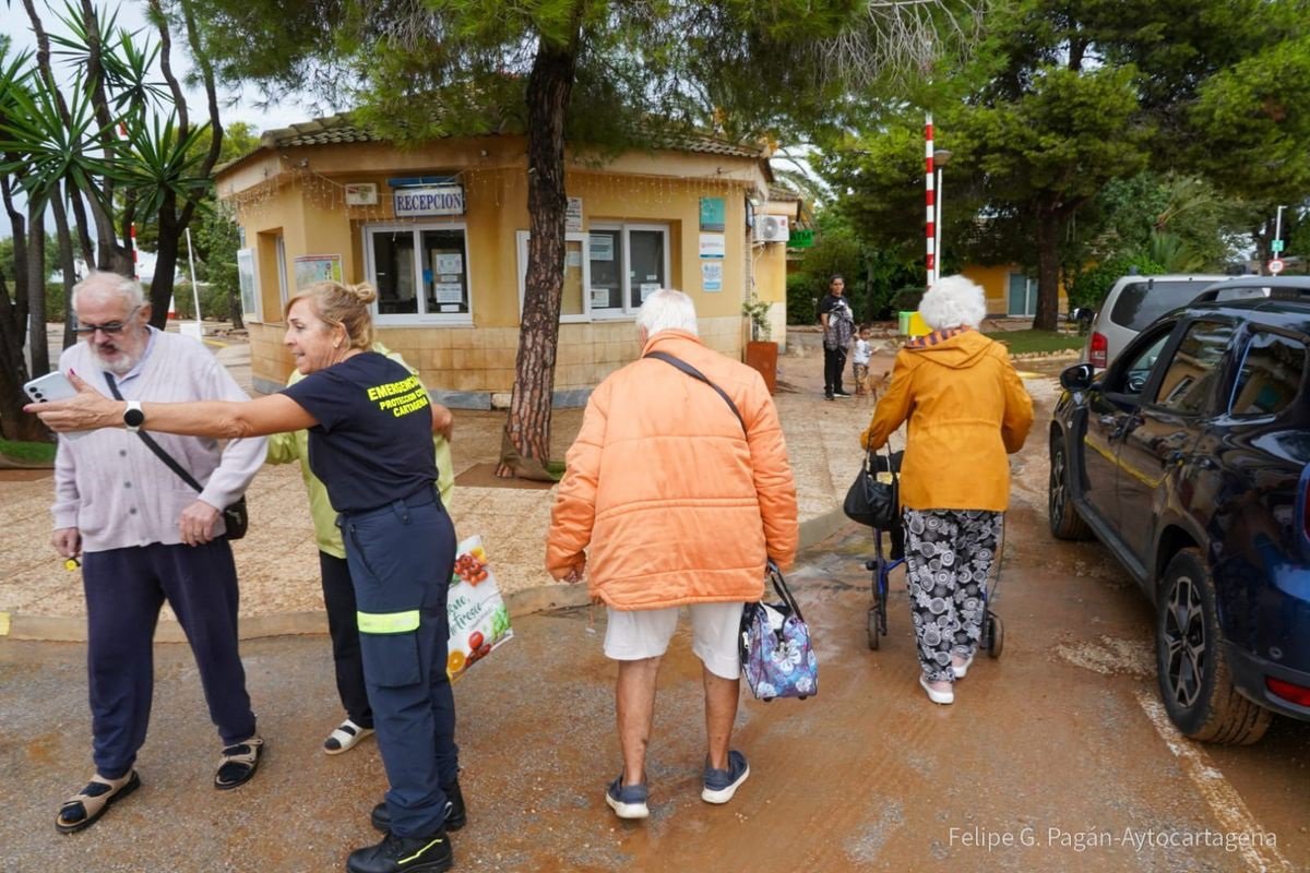 Los vecinos evacuados de Villas Caravaning (Cartagena) durante la alerta roja por lluvias vuelven a sus casas