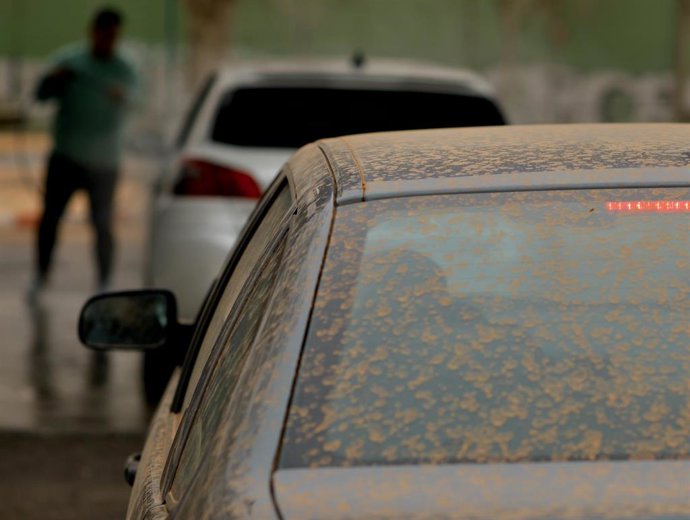 Archivo - Un vehículo hace cola para ser lavado, a 15 de marzo de 2022, en Madrid (España)