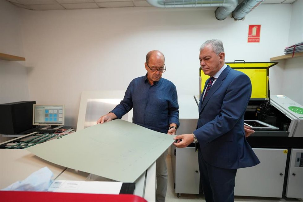 El alcalde de Sevilla, José Luis Sanz, en una visita a la Imprenta Municipal hispalense.