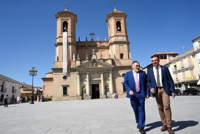 El presidente de la Diputación de Granada, Francis Rodríguez, se reúne con el alcalde de Santa Fe, Juan Cobo.
