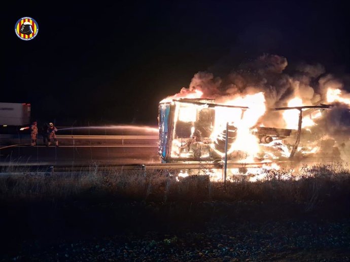 Extinguen el incendio de un camión remolque con cabezas tractoras en la A-3