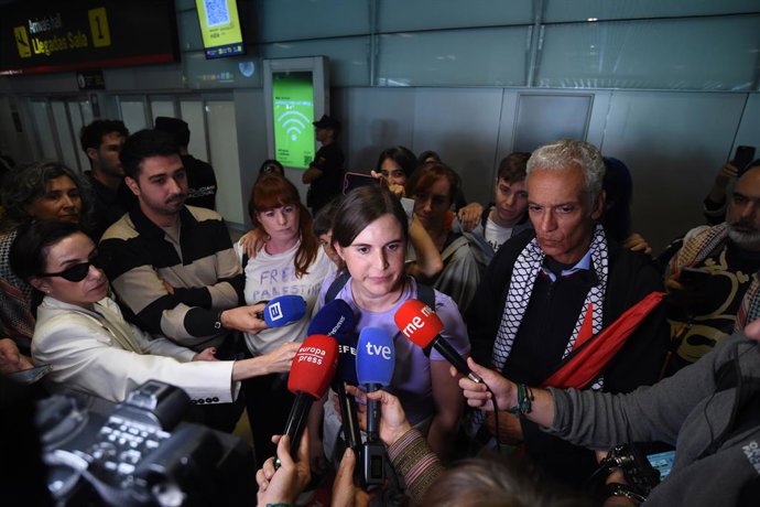 La diputada de Más Madrid Jimena González en declaraciones a los medios a su llegada a la Terminal 1 del Aeropuerto Adolfo Suárez Madrid-Barajas, a 10 de octubre de 2025, en Madrid (España). La diputada iba a bordo de uno de los veleros que formaba parte 