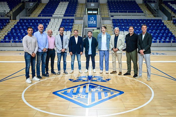 El primer teniente de alcalde y regidor de Deportes del Ayuntamiento de Palma, Javier Bonet, visita la nueva pista de parquet de Son Moix tras su remodelación junto a los equipos que comparten su uso