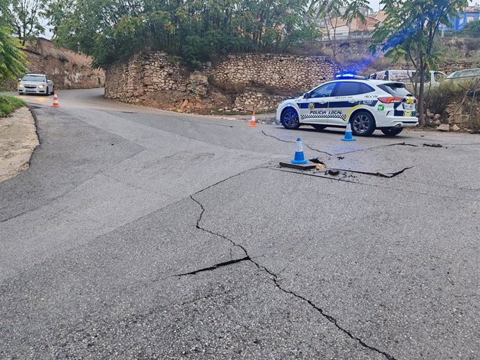 Alcoi corta de forma preventiva la calle Calderón ante el riesgo de desplazamiento del pavimiento por la lluvia