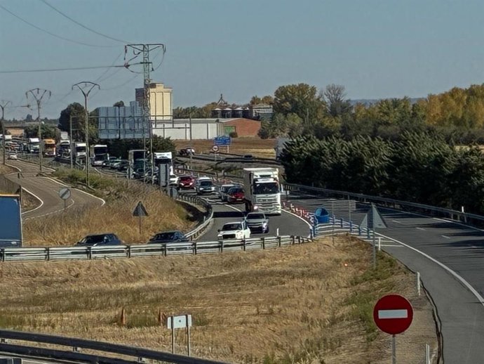 Retenciones en la A-62 a la altura de Cabezón de Pisuerga (Valladolid) tras el incendio de un camión