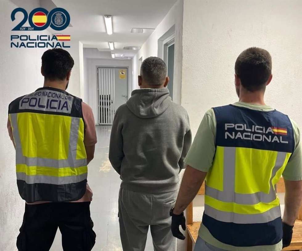 Agentes de la Policía Nacional acompañan al detenido como presunto autor de un delito de robo con fuerza en interior de vehículos de transporte en Palma