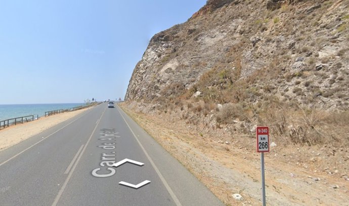 El accidente que se ha cobrado la vida de un ciclista de 35 años ha ocurrido en torno a las 2.30 horas de la madrugada de este sábado en el kilómetro 266 de la N-340 en la costa de Vélez-Málaga.