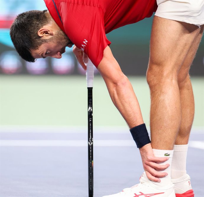 XANGAI, 9 de outubro de 2025 -- Novak Djokovic segura o tornozelo durante as quartas de final de simples masculino entre Novak Djokovic da Sérvia e Zizou Bergs da Bélgica no torneio de tênis ATP World Tour Shanghai Masters em Xangai, leste da China, 9 de 