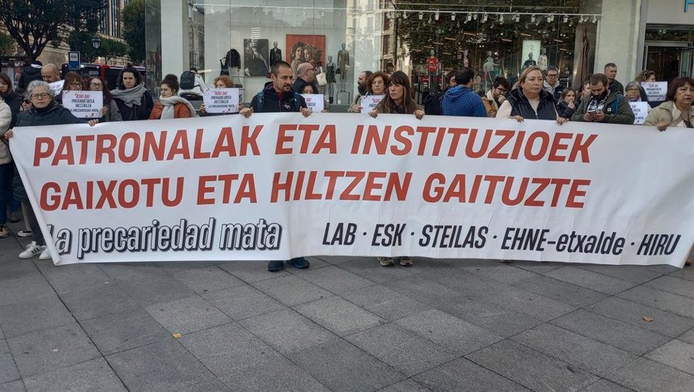 Archivo - Concentración sindical en Bilbao contra un accidente laboral mortal