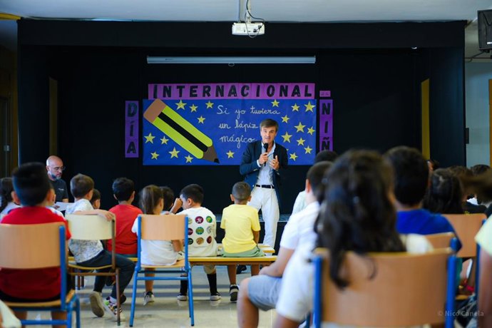 El Ayuntamiento de Málaga conmemora el Día Internacional de la Niña con la lectura de un manifiesto y una charla a escolares de dos mujeres que ejercen profesiones masculinizadas