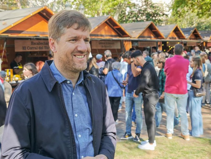 El parlamentario socialista Marcel Iglesias, en la Muestra de Artesanía de la plaza de Los Sitios.