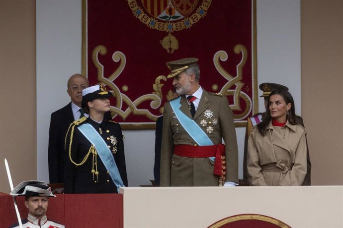Archivo - La princesa Leonor, el Rey Felipe VI y la Reina Letizia durante el acto solemne de homenaje a la Bandera Nacional y desfile militar por el 12 de octubre de 2024.