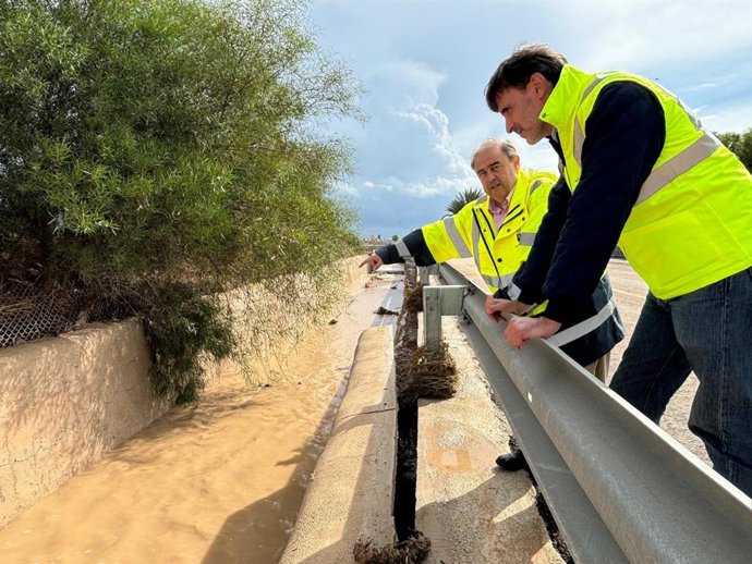 El consejero Jorge G. Montoro y el director general de Carreteras Francisco Carrillo revisan las obras de drenaje de la RM-F26 en Torre Pacheco