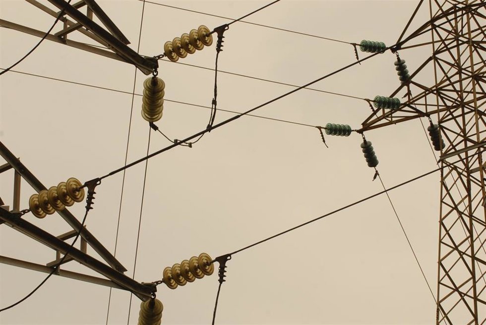 Archivo - Recursos Electricidad. Tendido Eléctrico