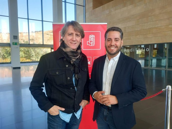 El secretario general del PSOE de Castilla y León y candidato a la Presidencia de la Junta, Carlos Martínez, junto al secretario general del PSOE riojano, Javier García.