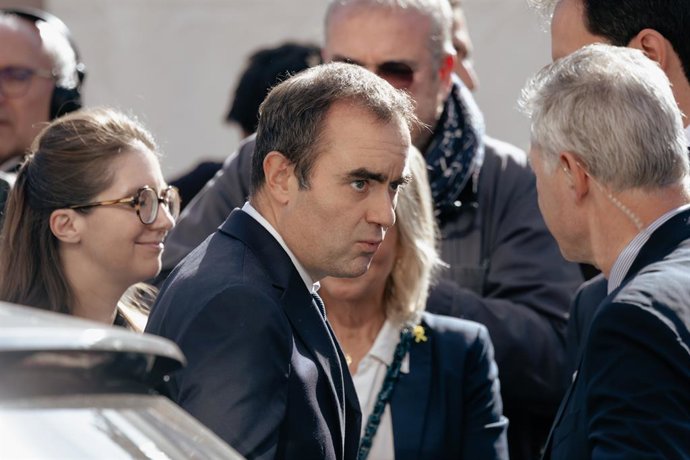 7 de outubro de 2025, Paris, França, França: O primeiro-ministro francês Sebastien Lecornu sai depois de uma visita a uma tenda memorial na Place des Vosges, no centro de Paris, que abriga uma exposição em homenagem às vítimas dos ataques de 7 de outubro 