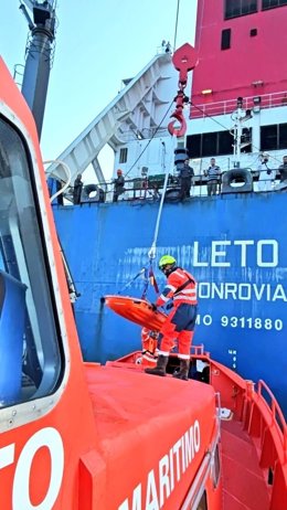 Imagen del rescate del herido en la salvamar Denébola.