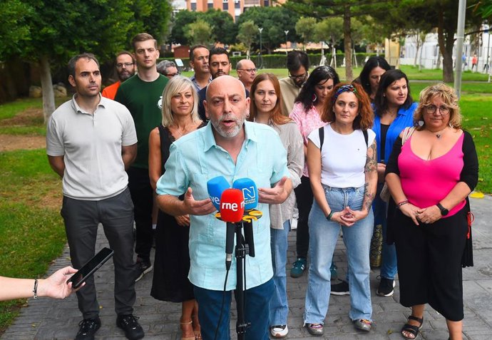 El portavoz de IU Andalucía y Secretario General del PCA, Ernesto Alba, durante la rueda de prensa. A 06 de octubre de 2025, en Málaga (Andalucía, España). 