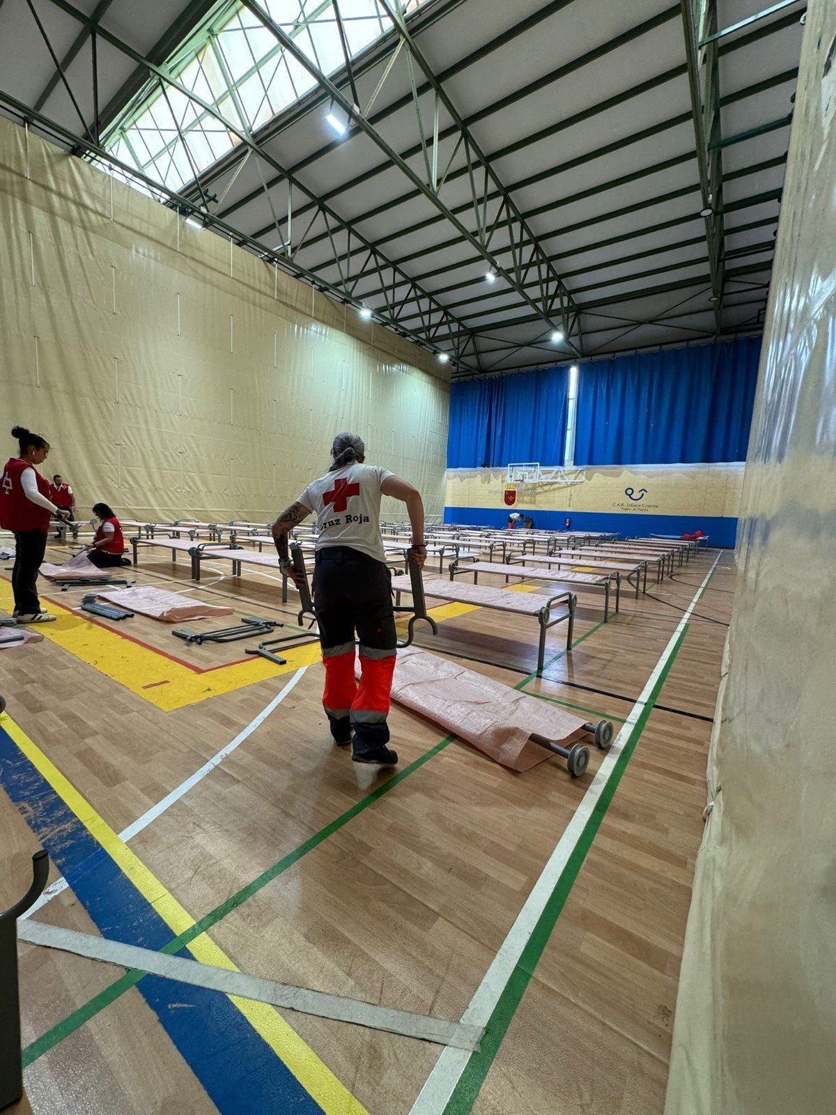 Cruz Roja activa un dispositivo en Los Alcázares para atender a los desplazados en el CAR y el Pabellón de los Narejos
