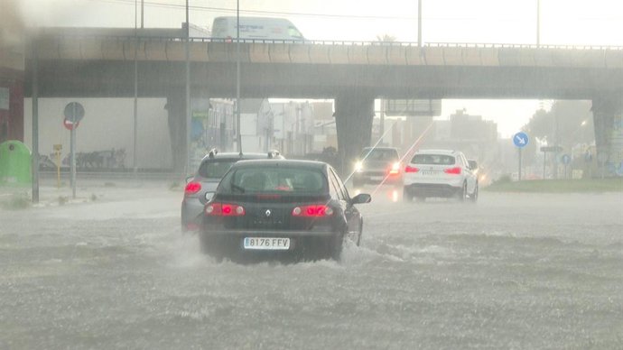 Carreteras anegadas de agua en Alcàsser durante el episodio de lluvias de la dana Alice.