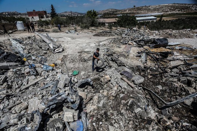 Archivo - August 4, 2025, Jenin, West Bank, Palestine: People search the rubble of a destroyed building for the bodies of victims buried there following an Israeli military operation in the village of Mirka.