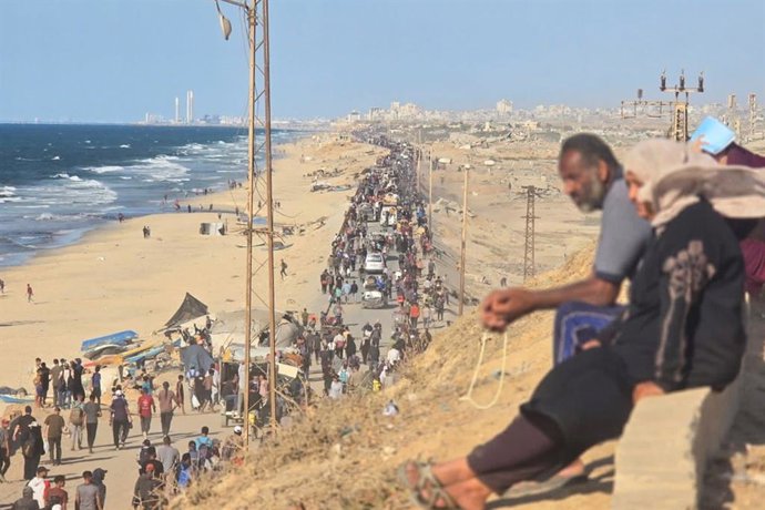 TERRITÓRIOS PALESTINOS, GAZA - 11 DE OUTUBRO DE 2025: Refugiados palestinos deslocados retornam à Cidade de Gaza e ao norte da Faixa de Gaza dois dias após a entrada em vigor de um cessar-fogo entre a Palestina e Israel