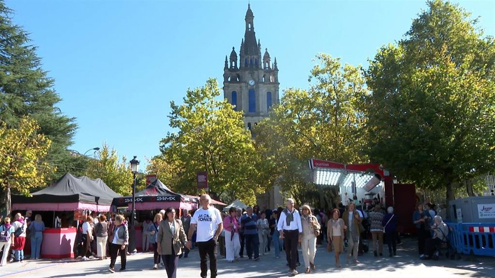 Fieles salen de la Basílica de Begoña tras la misa mayor, presidida por el Obispo de Bilbao, Joseba Segura