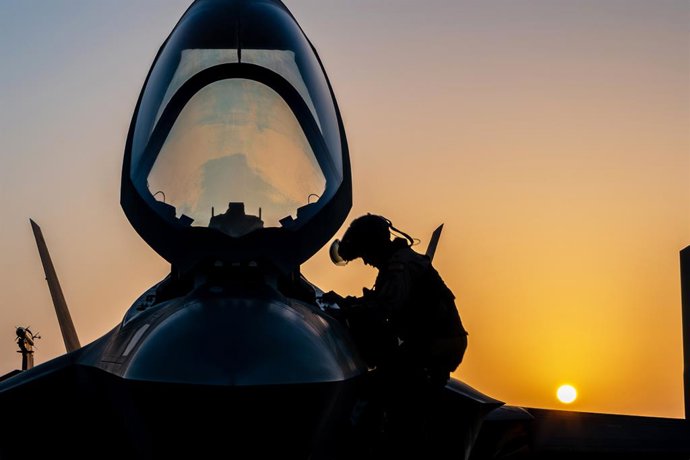 Archivo - Um aviador da Marinha dos EUA sai de um F-35C Lightning II, ligado ao Strike Fighter Squadron (VFA) 97, no convés de voo do porta-aviões da classe Nimitz USS Carl Vinson (CVN 70) na área de responsabilidade do Comando Central dos EUA.