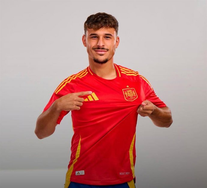 Imagen del futbolista granadino Sergio Rodelas con la equipación de la Selección Española.