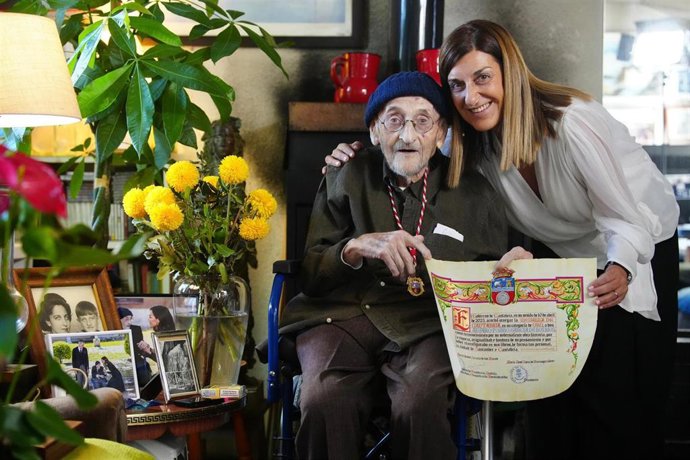 Álvaro Pombo recibe la Medalla de Oro de Cantabria de manos de la presidenta Buruaga