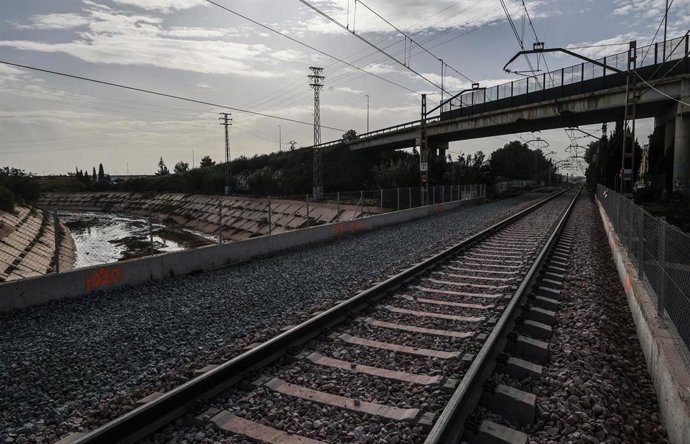Archivo - Imagen de archivo de vías del tren sobre el Barranco del Poyo