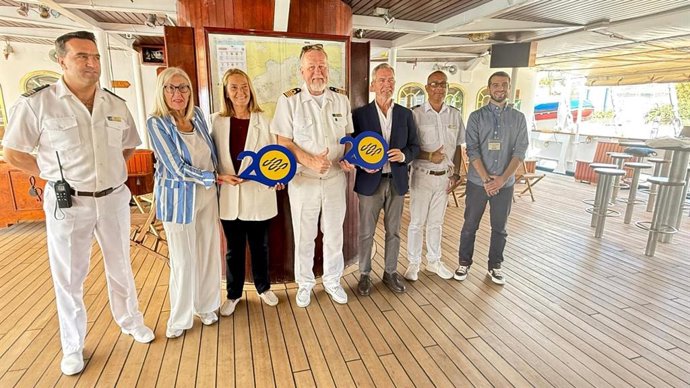 Representantes institucionales y portuarios durante la recepción oficial del Royal Clipper.