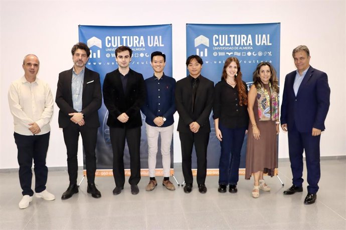 Finalistas de la quinta edición del Concurso Internacional de Dirección de Orquesta de la Universidad de Almería, junto a los miembros del jurado.