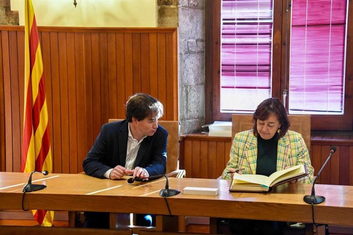 La consellera de Territori, Habitatge i Transició Ecològica, Sílvia Paneque, juntament amb l'alcalde de camprodon, Xavier Guitart.