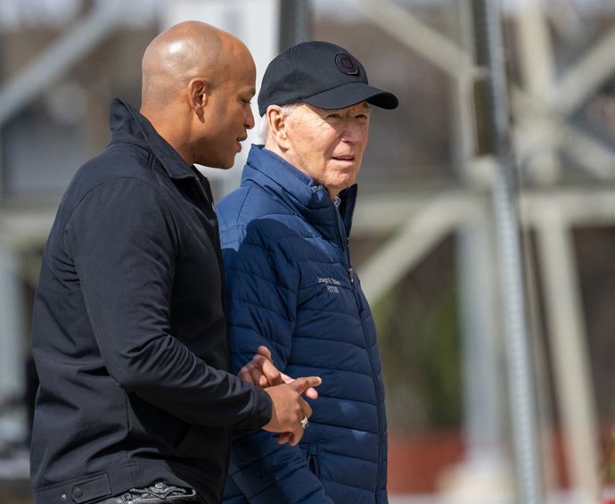 Archivo - April 5, 2024, Baltimore, Md: President Joe Biden and Maryland Gov. Wes Moore walk together after speaking on the recovery efforts following the Francis Scott Key Bridge collapse.
