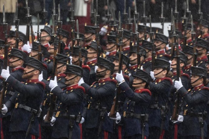 Archivo - Militares durante el acto solemne de homenaje a la Bandera Nacional y desfile militar por el 12 de octubre, Día de la Hispanidad, en la Plaza de Cánovas del Castillo, a 12 de octubre de 2024, en Madrid (España). (Foto de archivo).