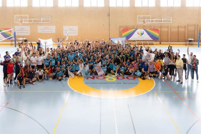 Jugadores en el primer Torneo de Voleibol Lgtbiq+ en Sevilla.