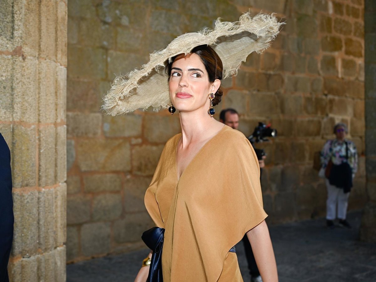 Sofía Palazuelo se pasa el juego con este vestidazo otoñal y maxi pamela en la boda de su hermano Fernando